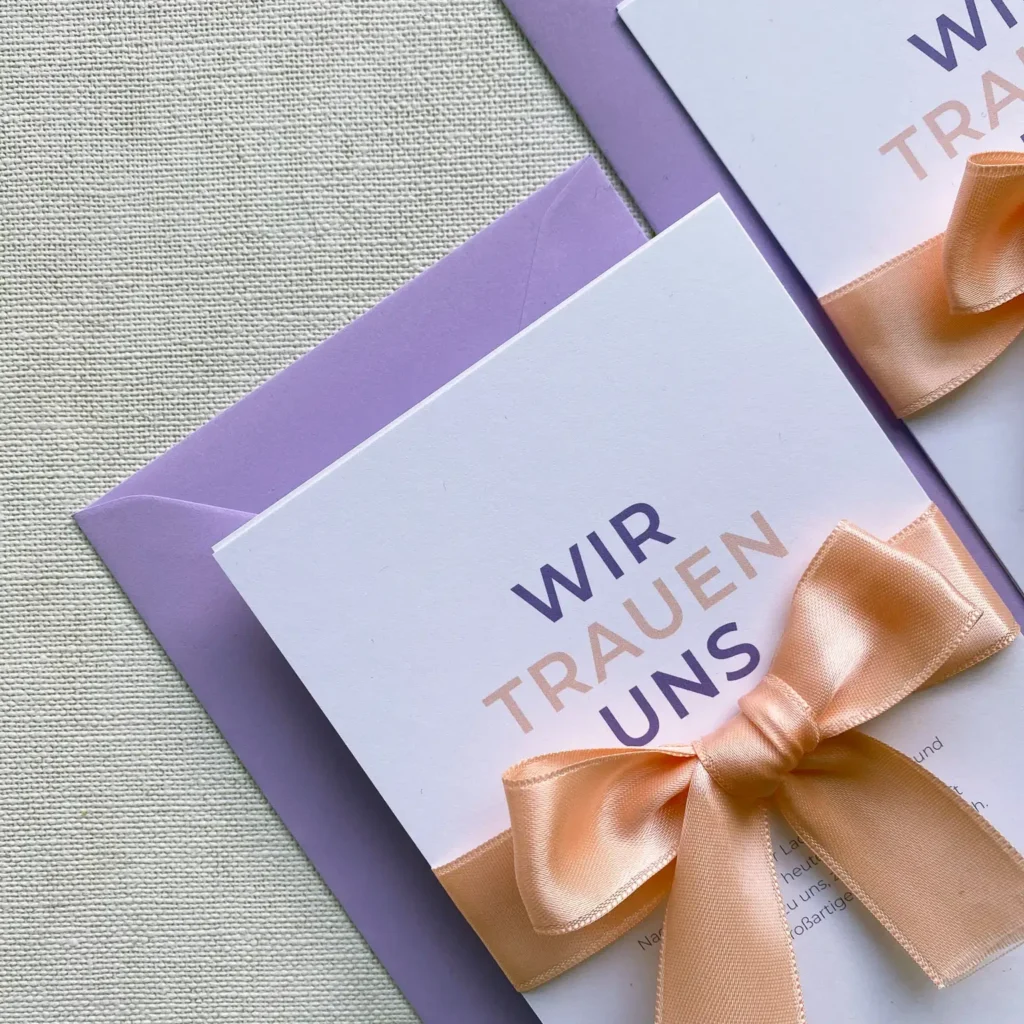 Individuell gestaltete Hochzeitseinladung als Teil einer modernen Hochzeitspapeterie